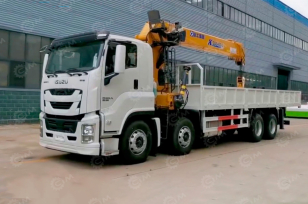 Бортовой грузовик ISUZU 8x4 дв 338kw с КМУ XCMG SQS350-5 гп 14 тонн 5 секций длина стрелы 19,6м  кузов 8200х2450х550mm. Фото 1