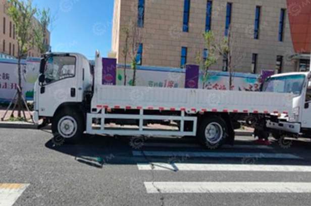 Бортовой грузовик ISUZU 4x4 дв 151kw кабина Elf кузов 6200х2400х550. Фото 2