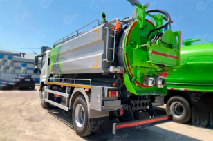 Илосос с размывом на шасси ISUZU 4x2 дв 151kw сточные воды 8м³, чистая вода 4м³ насос SK-15 рукав 100м, подогрев чистой воды, подъём 45°, лист нержавейки, мойка, поворотный барабан, шлангоукладчик. Фото 2