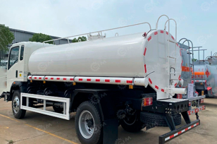 Автоцистерна на шасси ISUZU 4х2 дв 139kw цистерна 5м3, 2 отсека, насос. Назначение-перевозка воды. Фото 1