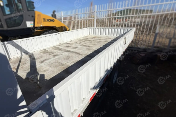 Бортовой грузовик ISUZU 4x2 дв 103kw кму XCMG SQS68-3, гп 3,2т стрела 7,7м кузов 4200×2100×400. Фото 4