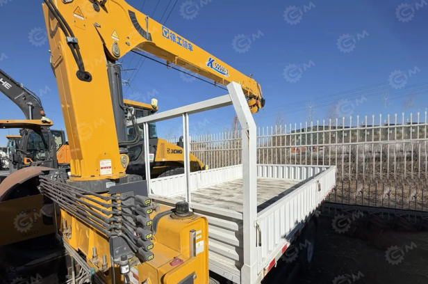 Бортовой грузовик ISUZU 4x2 дв 103kw кму XCMG SQS68-3, гп 3,2т стрела 7,7м кузов 4200×2100×400. Фото 3