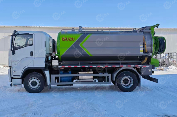 Илосос с размывом (каналопромывочная машина) на шасси ISUZU 4x2 дв 151kw бочка для сточных вод 7 м³ чистой воды 3м³  насос SK-15 ПДУ рукав 100м угол подъема 45°. Фото 2