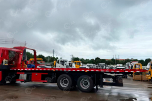 Эвакуатор на шасси ISUZU 8x4 дв 257Kw гп 16т сдвижная платформа, лебедка 15т, съемные борта, гидравлическая сплошная аппарель. Фото 1