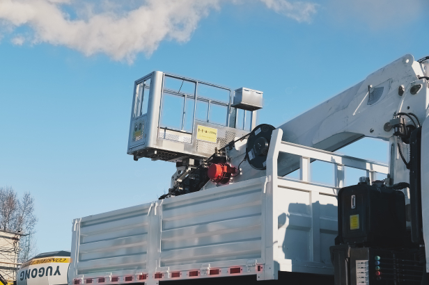 Бортовой грузовик ISUZU 4x2 самосвальный кузов дв 96kw гп 3,5т с кму гп 3,5т 6 секций высота подъема 17м с люлькой с лебедкой. Фото 2