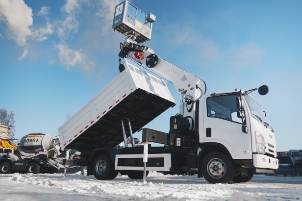 Бортовой грузовик ISUZU 4x2 самосвальный кузов дв 96kw гп 3,5т с кму гп 3,5т 6 секций высота подъема 17м с люлькой с лебедкой. Фото 5