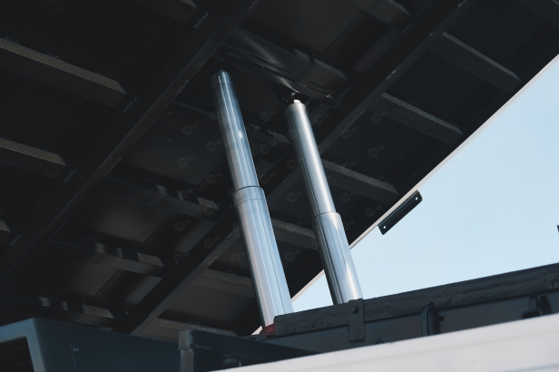 Бортовой грузовик ISUZU 4x2 самосвальный кузов дв 96kw гп 3,5т с кму гп 3,5т 6 секций высота подъема 17м с люлькой с лебедкой. Фото 7