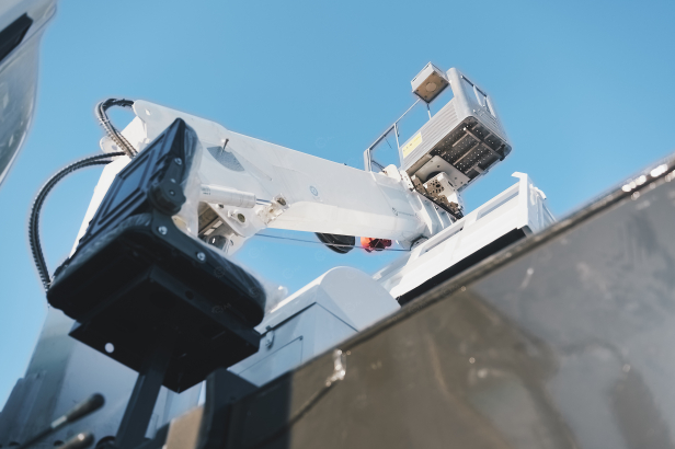 Бортовой грузовик ISUZU 4x2 самосвальный кузов дв 96kw гп 3,5т с кму гп 3,5т 6 секций высота подъема 17м с люлькой с лебедкой. Фото 12