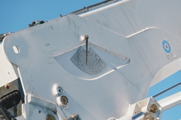 Бортовой грузовик ISUZU 4x2 самосвальный кузов дв 96kw гп 3,5т с кму гп 3,5т 6 секций высота подъема 17м с люлькой с лебедкой. Фото 14