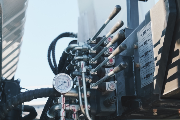 Бортовой грузовик ISUZU 4x2 самосвальный кузов дв 96kw гп 3,5т с кму гп 3,5т 6 секций высота подъема 17м с люлькой с лебедкой. Фото 13