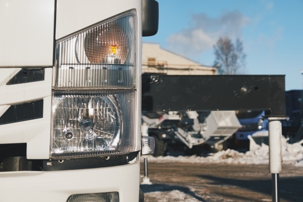 Бортовой грузовик ISUZU 4x2 самосвальный кузов дв 96kw гп 3,5т с кму гп 3,5т 6 секций высота подъема 17м с люлькой с лебедкой. Фото 17