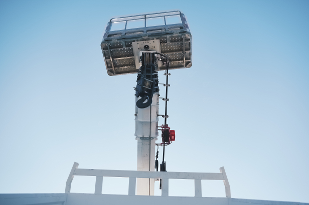 Бортовой грузовик ISUZU 4x2 самосвальный кузов дв 96kw гп 3,5т с кму гп 3,5т 6 секций высота подъема 17м с люлькой с лебедкой. Фото 19