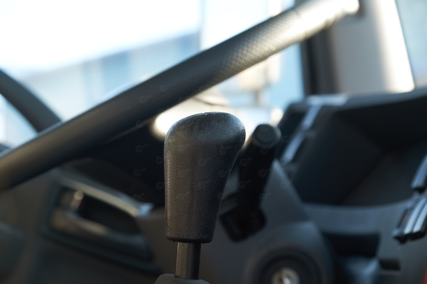 Бортовой грузовик ISUZU 4x2 самосвальный кузов дв 96kw гп 3,5т с кму гп 3,5т 6 секций высота подъема 17м с люлькой с лебедкой. Фото 21