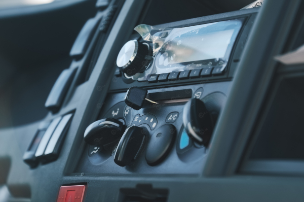 Бортовой грузовик ISUZU 4x2 самосвальный кузов дв 96kw гп 3,5т с кму гп 3,5т 6 секций высота подъема 17м с люлькой с лебедкой. Фото 20