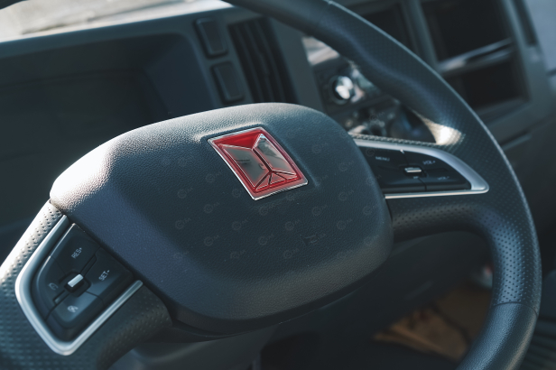 Бортовой грузовик ISUZU 4x2 самосвальный кузов дв 96kw гп 3,5т с кму гп 3,5т 6 секций высота подъема 17м с люлькой с лебедкой. Фото 24