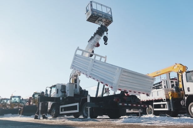 Бортовой грузовик ISUZU 4x2 самосвальный кузов дв 96kw гп 3,5т с кму гп 3,5т 6 секций высота подъема 17м с люлькой с лебедкой. Фото 27