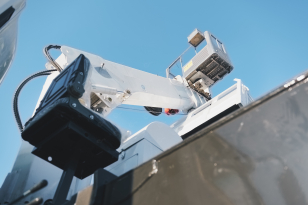 Бортовой грузовик ISUZU 4x2 самосвальный кузов дв 96kw гп 3,5т с кму гп 3,5т 6 секций высота подъема 17м с люлькой с лебедкой. Фото 12