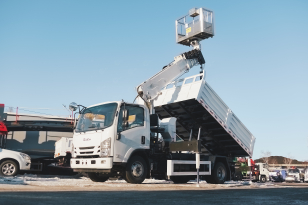 Бортовой грузовик ISUZU 4x2 самосвальный кузов дв 96kw гп 3,5т с кму гп 3,5т 6 секций высота подъема 17м с люлькой с лебедкой. Фото 15