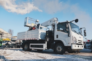 Бортовой грузовик ISUZU 4x2 самосвальный кузов дв 96kw гп 3,5т с кму гп 3,5т 6 секций высота подъема 17м с люлькой с лебедкой. Фото 1