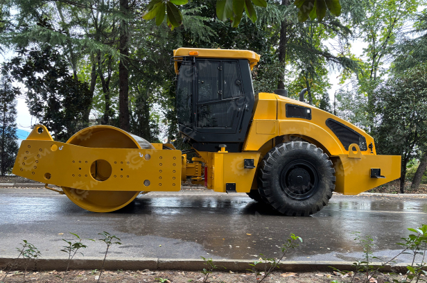 Каток грунтовый вибрационный ChangLin 8208T масса 20т. Фото 2