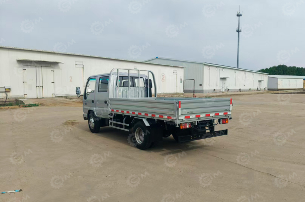 Бортовой грузовик ISUZU 4x2 дв 88Kw гп 4т двойная кабина 100Р, двигатель 3л, кузов 3235×1790×380. Фото 2