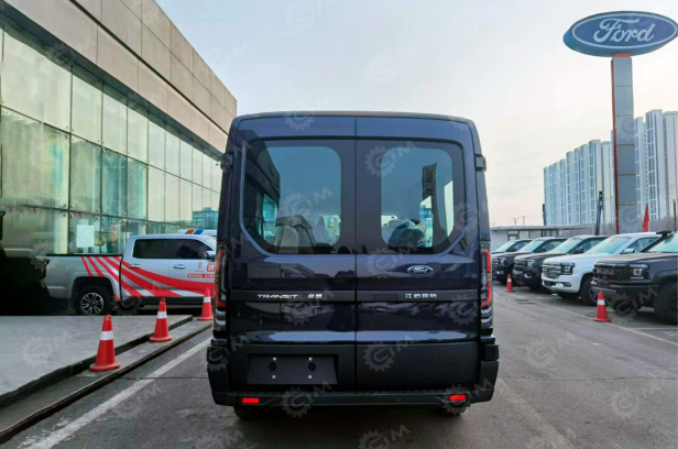 Микроавтобус грузопассажирский FORD ТRАNSIТ T8 АКПП, 6 мест, средняя крыша, литые алюминиевые диски. Фото 4