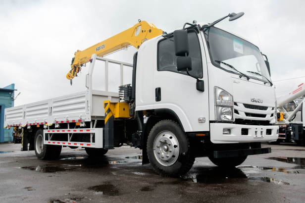 Бортовой грузовик ISUZU 4x2 дв 139kw гп 6 тонн c кму XCMG SQS125 гп 5т 4 секции стрела 11,2 кузов 6200x2400x550 колёса 8.25R20 спальник задние аутригеры. Фото 9