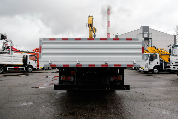 Бортовой грузовик ISUZU 4x2 дв 139kw гп 6 тонн c кму XCMG SQS125 гп 5т 4 секции стрела 11,2 кузов 6200x2400x550 колёса 8.25R20 спальник задние аутригеры. Фото 11