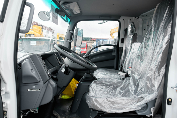 Бортовой грузовик ISUZU 4x2 дв 139kw гп 6 тонн c кму XCMG SQS125 гп 5т 4 секции стрела 11,2 кузов 6200x2400x550 колёса 8.25R20 спальник задние аутригеры. Фото 16