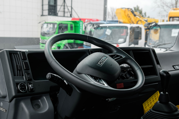 Бортовой грузовик ISUZU 4x2 дв 139kw гп 6 тонн c кму XCMG SQS125 гп 5т 4 секции стрела 11,2 кузов 6200x2400x550 колёса 8.25R20 спальник задние аутригеры. Фото 17