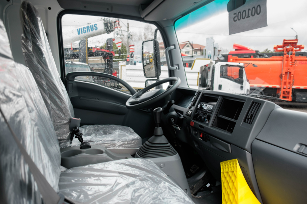 Бортовой грузовик ISUZU 4x2 дв 139kw гп 6 тонн c кму XCMG SQS125 гп 5т 4 секции стрела 11,2 кузов 6200x2400x550 колёса 8.25R20 спальник задние аутригеры. Фото 7