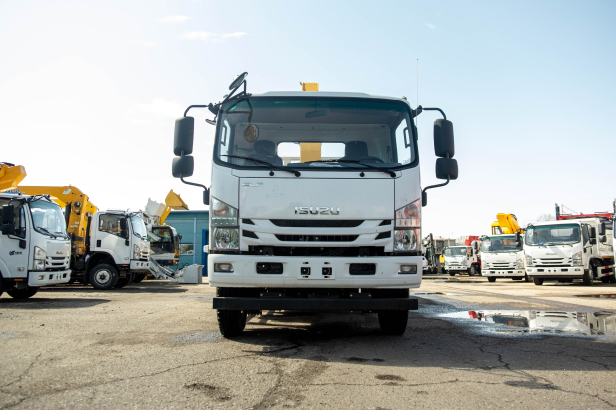 Бортовой грузовик ISUZU 4x2 дв 139kw гп 6 тонн c кму XCMG SQS125 гп 5т 4 секции стрела 11,2 кузов 6200х2400х550 колёса 8.25R20 с корзиной алюминиевые борта. Фото 2