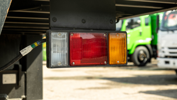 Бортовой грузовик ISUZU 4x2 дв 139kw гп 6 тонн c кму XCMG SQS125 гп 5т 4 секции стрела 11,2 кузов 6200х2400х550 колёса 8.25R20 с корзиной алюминиевые борта. Фото 7
