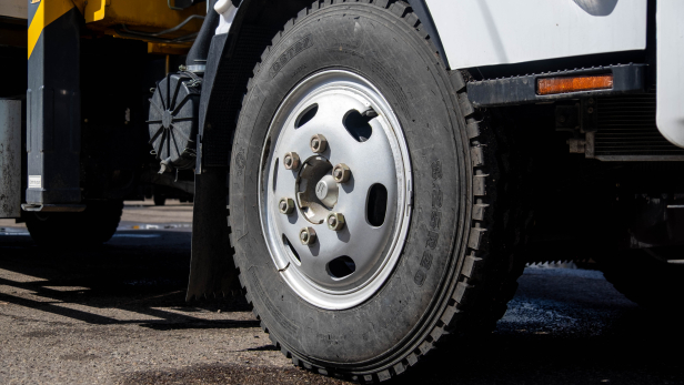 Бортовой грузовик ISUZU 4x2 дв 139kw гп 6 тонн c кму XCMG SQS125 гп 5т 4 секции стрела 11,2 кузов 6200х2400х550 колёса 8.25R20 с корзиной алюминиевые борта. Фото 10