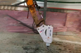 Экскаватор гусеничный KOBELCO SK130-11 с отвалом и гидромолотом, гидровращатель, двухпоточная гидролиния. Фото 2