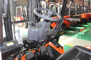 Вилочный погрузчик VMAX CPCD30	гп 3т, высота подъема 3м, удлинитель для вил 2м, шины пневматические. Фото 2