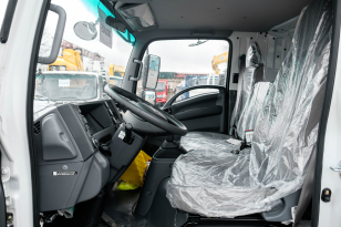 Бортовой грузовик ISUZU 4x2 дв 139kw гп 6 тонн c кму XCMG SQS125 гп 5т 4 секции стрела 11,2 кузов 6200x2400x550 колёса 8.25R20 спальник задние аутригеры. Фото 16