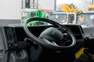 Бортовой грузовик ISUZU 4x2 дв 139kw гп 6 тонн c кму XCMG SQS125 гп 5т 4 секции стрела 11,2 кузов 6200x2400x550 колёса 8.25R20 спальник задние аутригеры. Фото 17