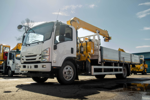 Бортовой грузовик ISUZU 4x2 дв 139kw гп 6 тонн c кму XCMG SQS125 гп 5т 4 секции стрела 11,2 кузов 6200х2400х550 колёса 8.25R20 с корзиной алюминиевые борта. Фото 1