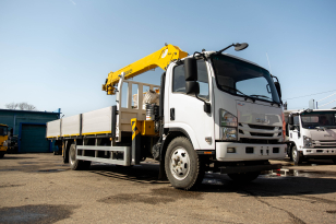 Бортовой грузовик ISUZU 4x2 дв 139kw гп 6 тонн c кму XCMG SQS125 гп 5т 4 секции стрела 11,2 кузов 6200х2400х550 колёса 8.25R20 с корзиной алюминиевые борта. Фото 3