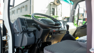 Бортовой грузовик ISUZU 4x2 дв 139kw гп 6 тонн c кму XCMG SQS125 гп 5т 4 секции стрела 11,2 кузов 6200х2400х550 колёса 8.25R20 с корзиной алюминиевые борта. Фото 12