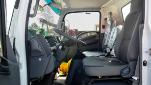 Бортовой грузовик ISUZU 4x2 дв 139kw гп 6 тонн c кму XCMG SQS125 гп 5т 4 секции стрела 11,2 кузов 6200х2400х550 колёса 8.25R20 с корзиной алюминиевые борта. Фото 13
