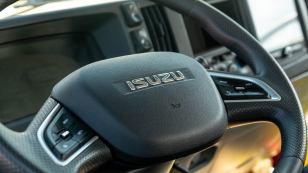 Бортовой грузовик ISUZU 4x2 дв 139kw гп 6 тонн c кму XCMG SQS125 гп 5т 4 секции стрела 11,2 кузов 6200х2400х550 колёса 8.25R20 с корзиной алюминиевые борта. Фото 16