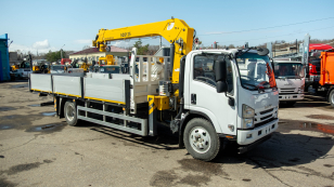 Бортовой грузовик ISUZU 4x2 дв 139kw гп 6 тонн c кму XCMG SQS125 гп 5т 4 секции стрела 11,2 кузов 6200х2400х550 колёса 8.25R20 с корзиной алюминиевые борта. Фото 17