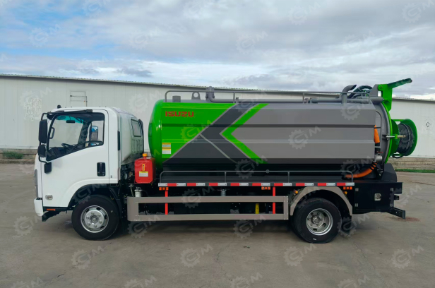 Илосос с размывом (каналопромывочная машина) на шасси ISUZU 4x2 дв 151kw кабина Elf бочка для сточных вод 7 м³ чистой воды 3м³  насос SK-15 ПДУ рукав 100м угол подъема 45°. Фото 2