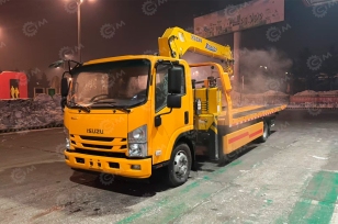 Эвакуатор на шасси ISUZU 4x2 дв 139kw Elf P700 с КМУ XCMG SQS125-4 гп 5т сдвижная платформа лебедка, корзина, съёмные борта, ПДУ. Фото 1