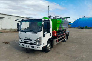 Илосос с размывом (каналопромывочная машина) на шасси ISUZU 4x2 дв 151kw кабина Elf бочка для сточных вод 7 м³ чистой воды 3м³  насос SK-15 ПДУ рукав 100м угол подъема 45°. Фото 1