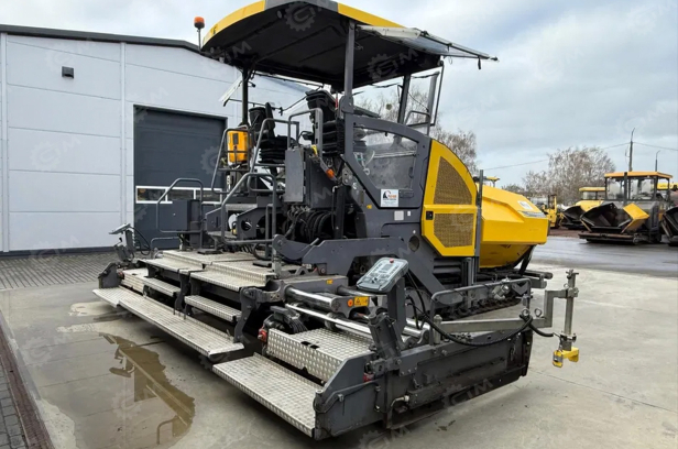 Асфальтоукладчик DYNAPAC SD2500CS	выглаживающая плита V6000TVE с функцией распределения битумной эмульсии Sprayjet, ширина 6м, c уширителями до 9,7м. Фото 5