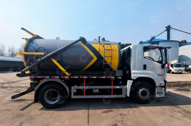 Илосос на шасси ISUZU 4x2 дв 151KW бочка 12м3 двумя насосами XD-420м3ч (работают одновременно). Фото 2