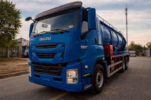 Ассенизатор (вакуумная машина) на шасси ISUZU 6x4 дв 221kw бочка 18м3 насос SK-15, подогрев бочки, задняя крышка открывается. Фото 1